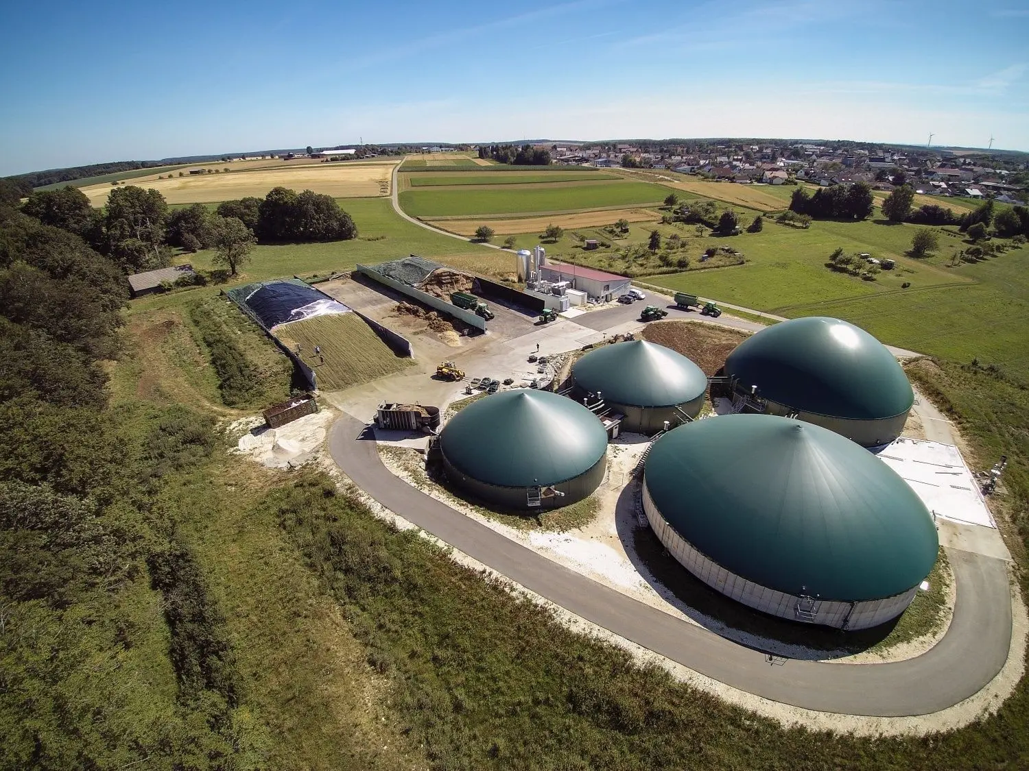 Erzeugt 5,5 Millionen Kilowattstunden Strom im Jahr und versorgt gleichzeitig 135 Haushalte in der Gemeinde mit Fernwärme: die Biogasanlage der Energiegenossenschaft Gussenstadt.⇥