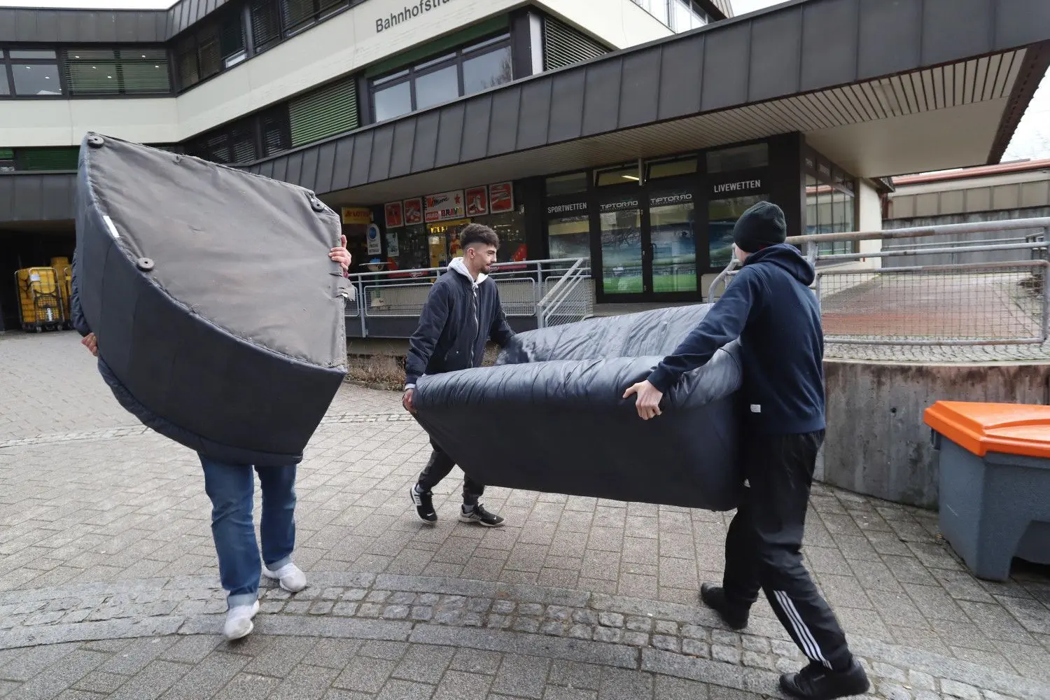 Möbel und Inventar des Jugendhauses Nonstop werden ins neue Gebäude getragen. ⇥