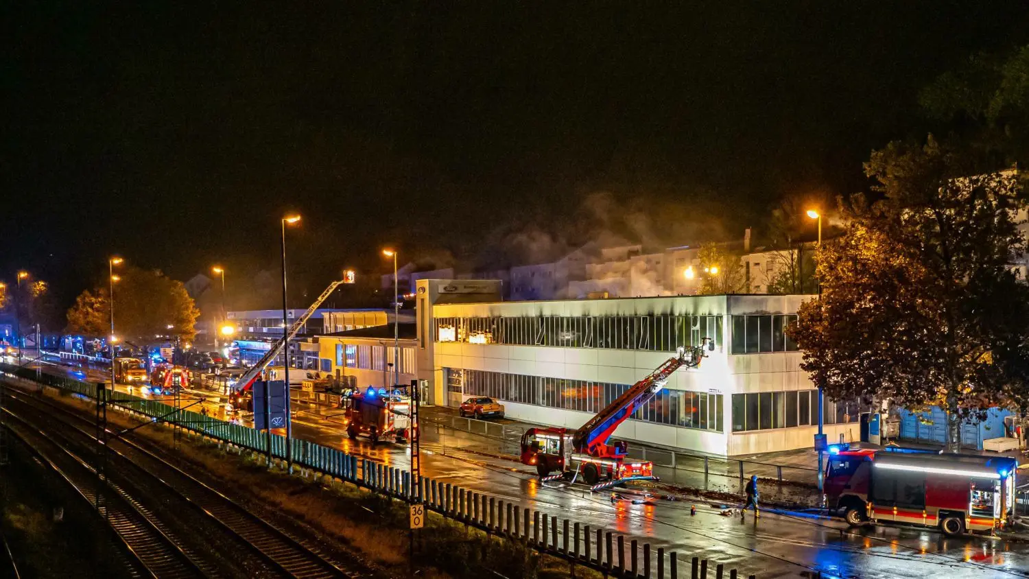 In Reutlingen gab es wegen eines Brandes in einem Autohaus in der Konrad-Adenauer-Straße einen Großeinsatz der Feuerwehr (Symbolbild), die mit 112 Kräften anrückte.