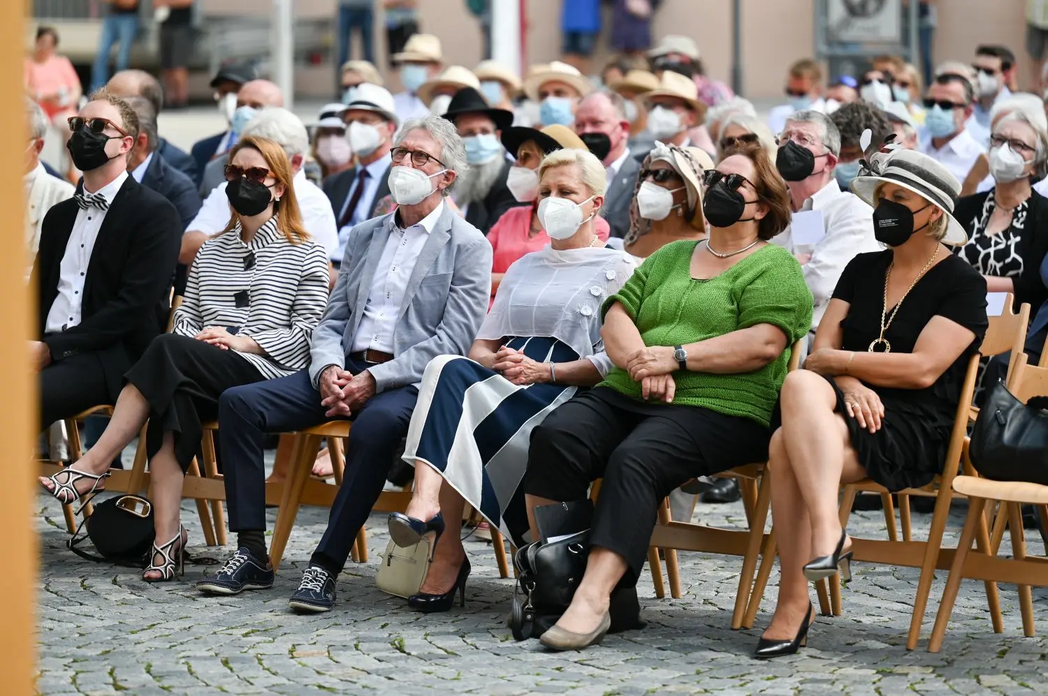 Erste Reihe: Sigrid Czisch (von rechts), Theresa Schopper, Hilde Mattheis mit Ehemann, Ronja Kemmer und Marcel Emmerich.