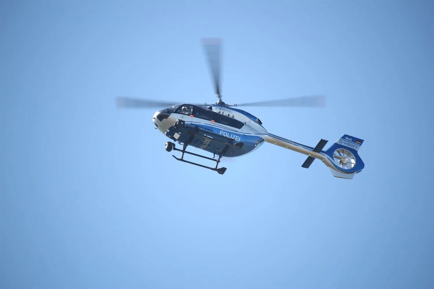 Bei der Suche nach einer vermissten Frau in Thalfingen kommt auch ein Hubschrauber zum Einsatz.