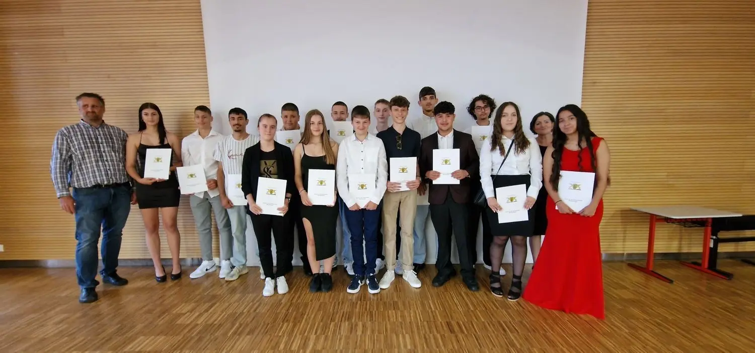 ["An der Munderkinger Schule an der Donauschleife erhielten im Rahmen der Entlassfeier 33 Schülerinnen und Schüler ihre Abschlusszeugnisse mit der Mittleren Reife überreicht. Wie schon im vergangenen Jahr fand die Entlassfeier bei bestem Sommerwetter im schön geschmückten Schulhof statt. Eröffnet wurde die Feier vom Schulorchester mit dem Stück „The final countdown“.  Der Begriff „Träume“ stand als Motto über der Rede von Schulleiterin Jutta Braisch, die neben den Familien der Schüler, auch die Bürgermeister Thomas Schelkle und Kevin Wiest begrüßen konnte. Sie ermunterte die Schüler, sich für Freiheit, Toleranz und Respekt einzusetzen, für den Traum einer friedlichen Welt für uns alle zu kämpfen und gratulierte allen zur bestandenen Prüfung.  Schülersprecher Luis Burger beglückwünschte die Abschlussschüler zur bestandenen Prüfung und berichtete von einem ereignisreichen Jahr als Schülersprecher." "10 Schülerinnen und Schüler der Klasse 10a erhielten von ihrer Klassenlehrerin Andrea Weber die Zeugnisse. 7 bekamen für besonders gute Leistungen eine Belobigung." "In der 10c wurden die Zeugnisse von den Klassenlehrerinnen Nadja Mayer und Mirjam Nagler an die 23 Schülerinnen und Schüler überreicht. 10 erhielten für ihre herausragende" " Leistung einen Preis und 5 eine Belobigung.  Sebastian Gaida, Benedikt Huber, Johannes Huber, Marlon Müllerschön und Tim Schwager wurden für ihre besondere Leistung in Mathematik und Naturwissenschaften mit" " einem Sonderpreis ausgezeichnet. Alle fünf Schüler haben in den Fächern Mathematik, Chemie, Physik und Biologie die Note 1." "Nach einer kurzen Pause, in der die Gäste von Eltern und Schülern der Klassen 9 bewirtet wurden, gestalteten dann die Schüler das Programm. In ihren Reden ließen sie ihre Schulzeit mit Bildern Revue passieren und bedankten sich bei den Lehrerinnen und Lehrern für die Unterstützung. Ein Quiz, mit unterhaltsamen Fragen zum Schulalltag der Schülerinnen und Schüler, sorgte für einige Lacher. Den Abschluss der Feier bildete eine gemeinsame Gesangseinlage der 10er und die Dankesworte der Schulleiterin.  Bei einem gemütlichen Beisammensein auf dem stimmungsvoll geschmückten Pausenhof konnte noch so manche Erinnerung an die vergangenen sechs Jahre ausgetauscht werden." " " "Folgende Schüler erhielten ihren Realschulabschluss:" "Klasse 10a: Esma Akyol, Ceyda Demirci, Taner Garip, Regina Gaus, Felix Neuer, Joachim Schelkle, Cristiana Schuller, Milan Sztojkov, Julia Zamorowska, Klaudia Zborowska"] ["Klasse 10c: Sercan Akkus, Emily Bauernfreund, Kardelen Coskun, Stacy Dietz, Lukas Flach, Sebastian Gaida, Adrian Götz, Anna Hardecker, Benedikt Huber, Johannes Huber," " Tim Hugel, Afrim Isufi, Hannes Kneer, Gregor Laut, Sophia Merklinger, Marlon Müllerschön, Albina Sadrija, Leonard Schädler, Tim Schwager, Esra Sofutorunu, Jonathan Strahl, Vanessa Thomas, Tim Traub." " " "Preise erhielten: Emily Bauernfreund, Kardelen Coskun, Sebastian Gaida, Adrian Götz, Anna Hardecker, Benedikt Huber, Johannes Huber, Marlon Müllerschön, Tim Schwager," " Esra Sofutorunu"] ["Belobigungen erhielten: Esma Akyol, Ceyda Demirci, Taner Garip, Regina Gaus, Cristiana Schuller, Julia Zamorowska, Klaudia Zborowska, Tim Hugel, Afrim Isufi, Sophia" " Merklinger, Vanessa Thomas, Tim Traub" "Aus den Klasse 9a/c/d wurden vormittags in einem feierlichen Rahmen folgende Schülerinnen und Schüler von Klassenlehrer Christian Fischer und Schulleiterin Jutta Braisch" " verabschiedet: Elmedina Berisha, Mikail Durdu, Burak Garip, Oliwia Gizler, Joel Gnann, Nikita Golik, Jonas Roth, Atakan Sadik, Alina Schmid, Alexander Schreider, Philipp Sekelj, Rahman Ali Shinwari, Ognjen Stanojevic, Celine Steininger, Selina Steffek. Alina Schmid erhielt eine Belobigung." " "]