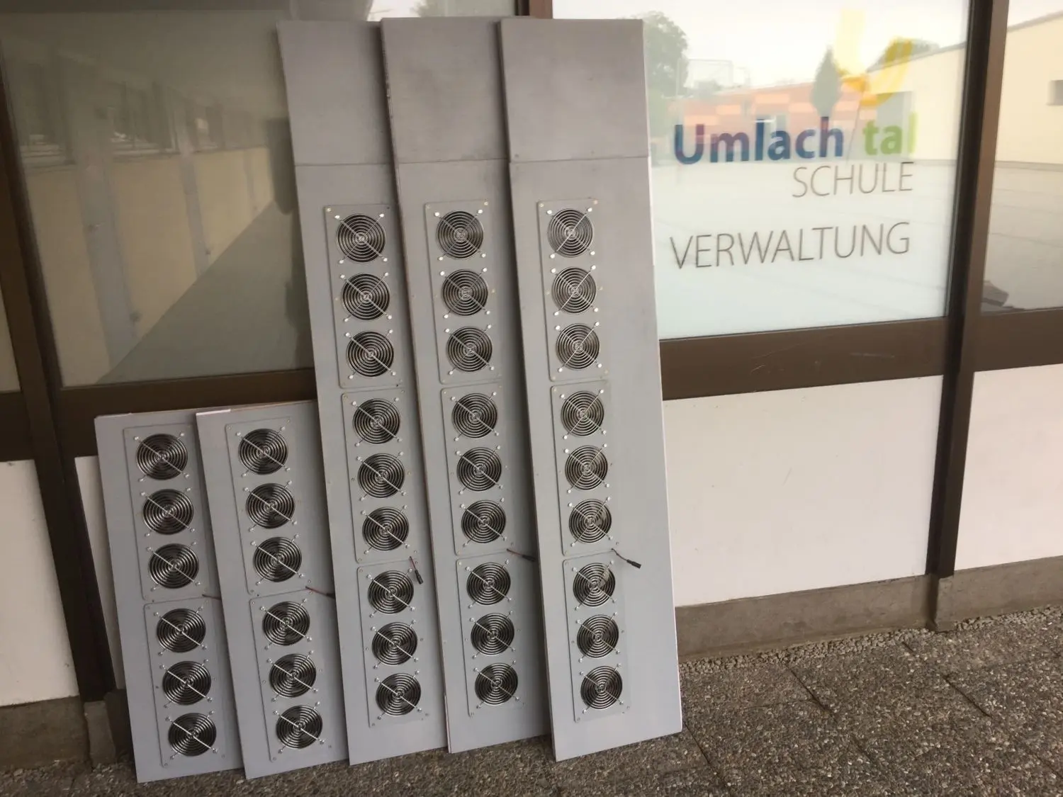 Bereit zum Einbau: Die Elemente mit den Lüftern werden in die Fenster eingesetzt. Die Schule in Ummendorf ist als erste mit Reiner Stövekens Abluftanlage ausgestattet worden.  ⇥Fotos: FormundDesign