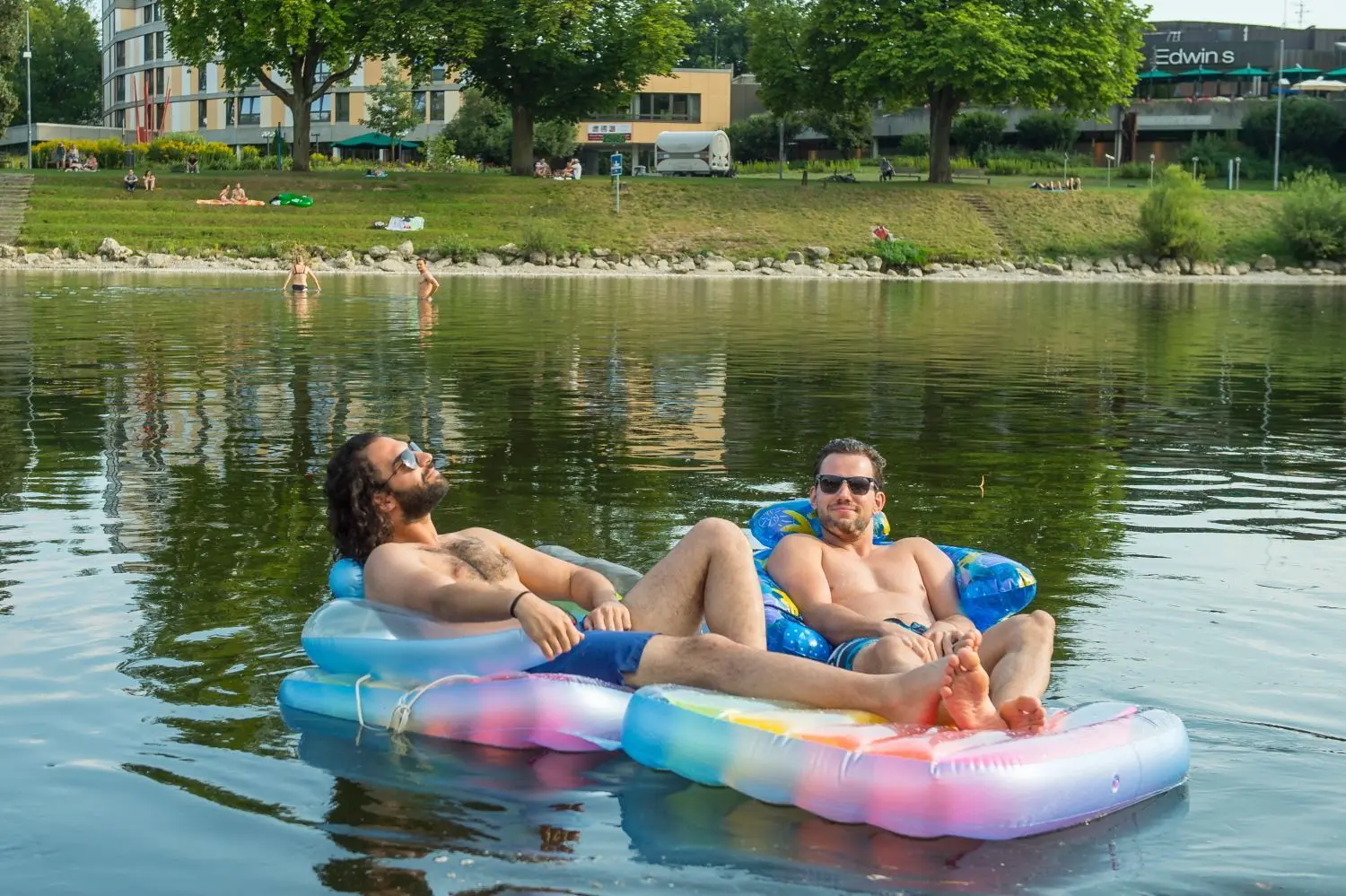 Flirrende Hitze Abkühlung in der Donau Haci und Dennis⇥