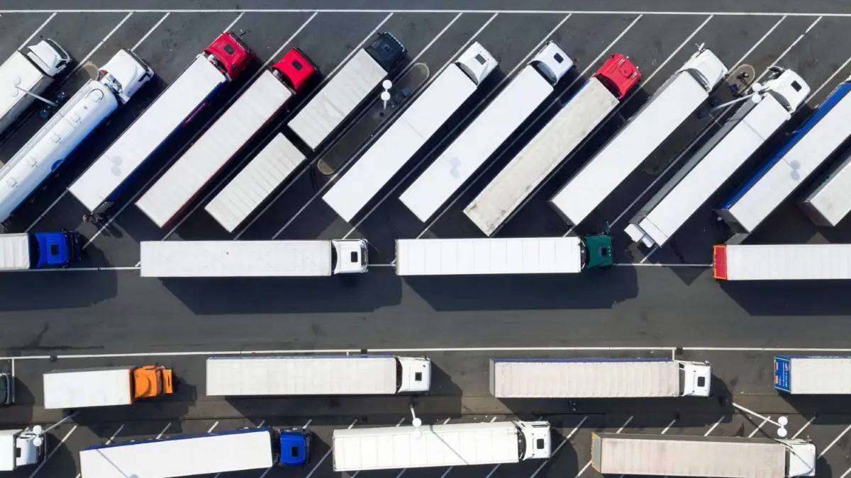 Abgestellte Lastwagen stehen auf einer Raststätte: Die Logistik ist ein wichtiger Wirtschaftszweig. Die Autonomisierung der Branche schreitet in Brandenburg schnell voran — viele fürchten um ihre Arbeitsplätze.
