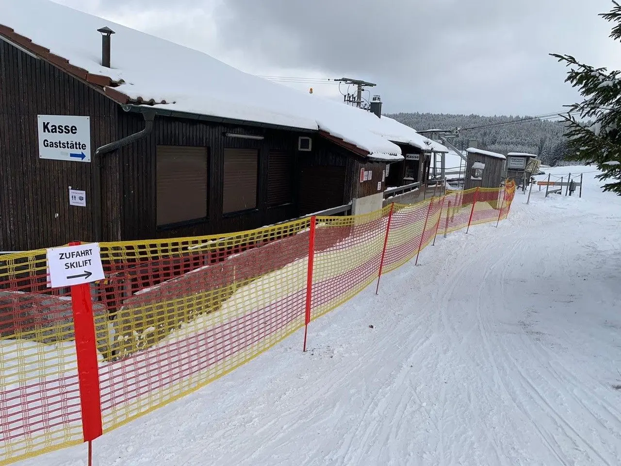 Der Zaininger Skilift Salzwinkel hat dieser Tage geöffnet. Ganz so viel Schnee wie auf diesen Bildern liegt derzeit jedoch nicht. Aber genug, um Skifahren zu können, sagt die Betreiber-Familie Hoffmann.