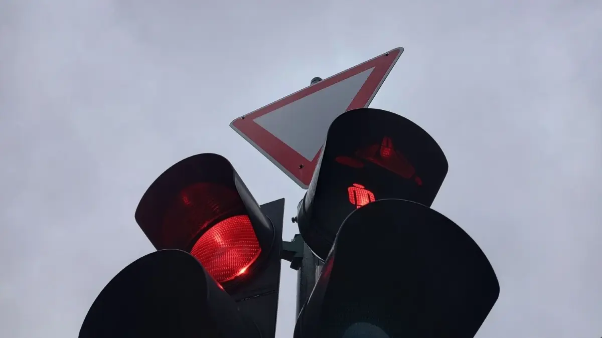 Die Pläne für eine Ampel im Osten des Landkreises stehen auf rot. Es könnte trotzdem eine Alternative geben, die Verkehrssicherheit zu erhöhen (Symbolbild).
Die Pläne für eine Ampel im Osten des Landkreises stehen auf rot. Es könnte trotzdem eine Alternative geben, die Verkehrssicherheit zu erhöhen (Symbolbild).