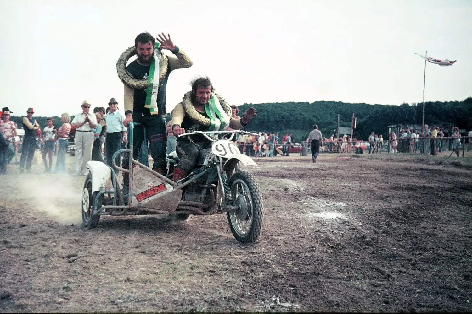 Das Anfang der 1970er Jahre äußerst erfolgreiche Seitenwagenteam mit Fahrer Gerhard Walter und Beifahrer Roland Habelt.