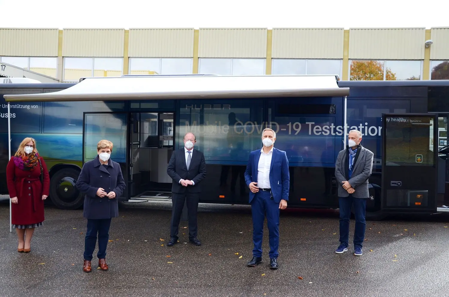 Der zum Testlabor umgebaute Bus hat die Politiker beeindruckt: Katja Schell vom Sozialministerium (von links), Nicole Razavi, Staatssekretär Wilfried Klenk, Martin Huber und Thomas Görtler.