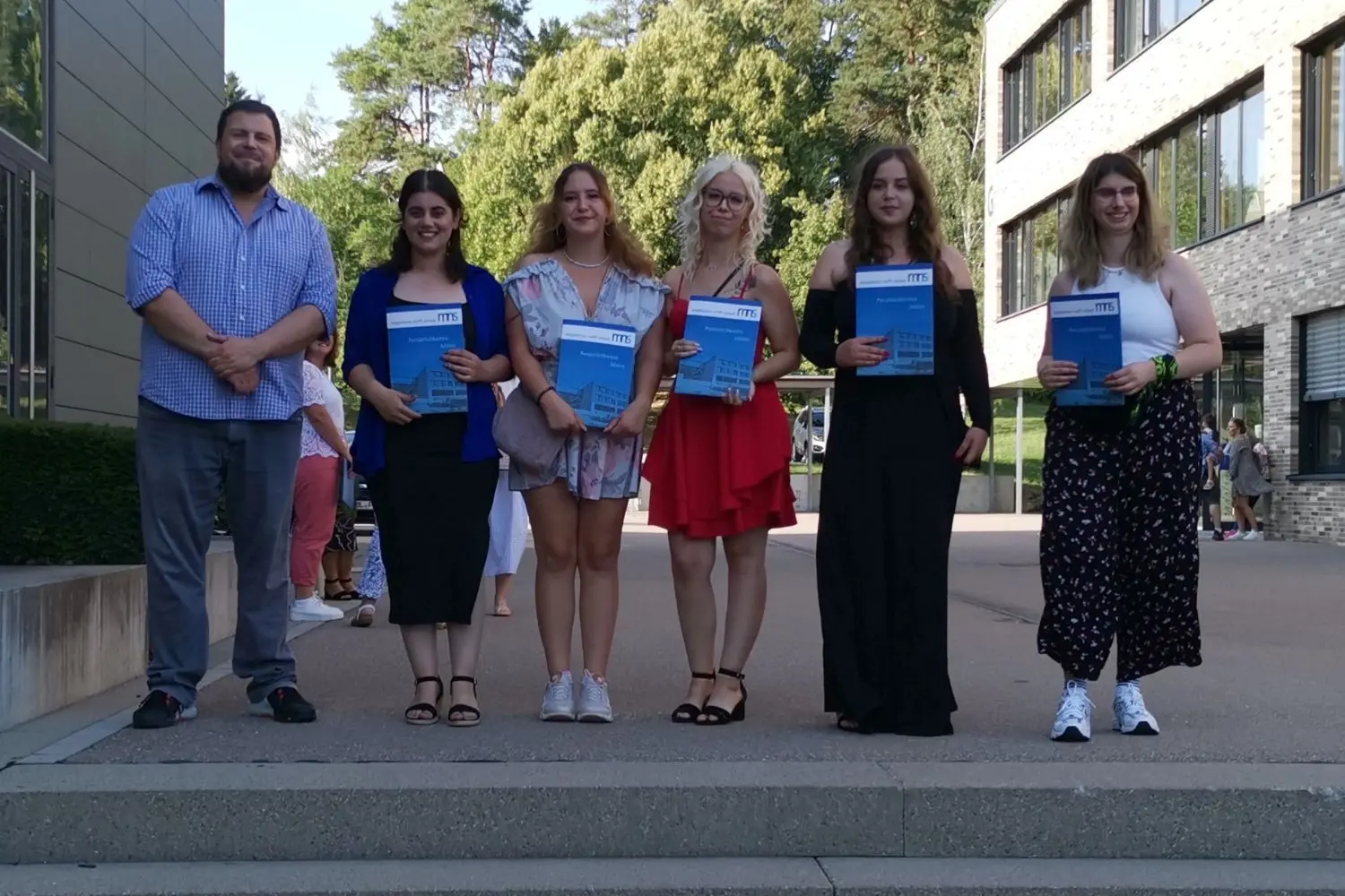 2BFHK3: Alefa Ali, Aylin Demirel, Helen Ronja Raiber, Yvonne Sauer, Birkiti Yemane, Amanda Zentner, Kamila Zurek.