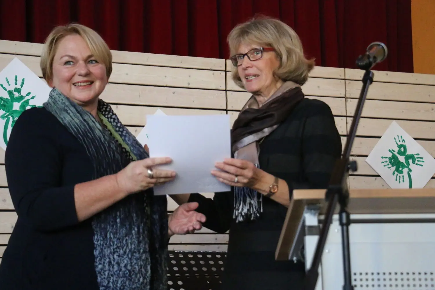 Schulamtsdirektorin Ursula Jordan (rechts) überrreicht Ulrike Fetzer die Ernennungsurkunde als Rektorin an der Grundschule.⇥