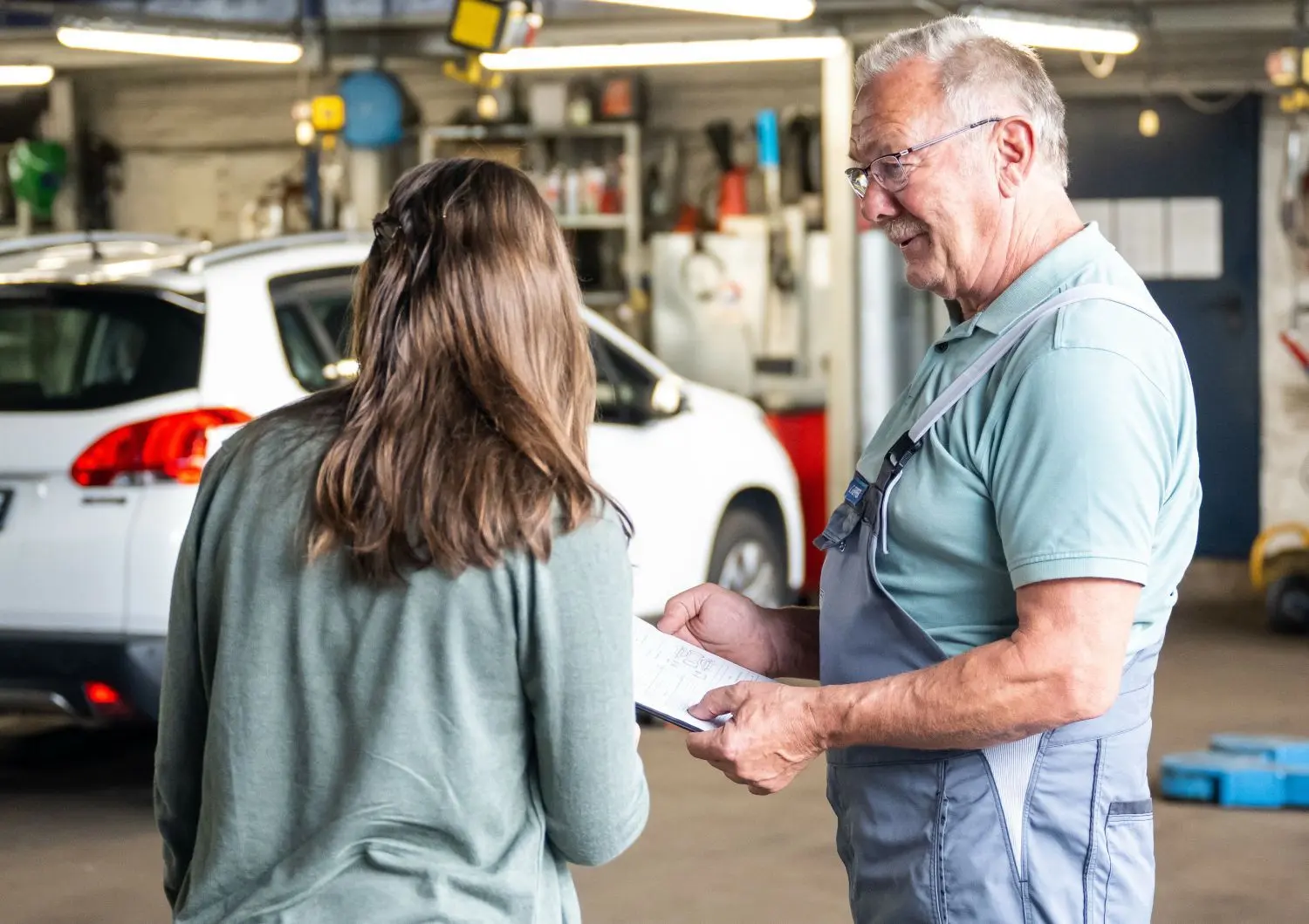 Wer sein Fahrzeug zur Inspektion bringen möchte, sollte rechtzeitig einen Termin mit der Werkstatt vereinbaren. Die Wartezeiten sind deutlich länger als dies sonst der Fall ist. ⇥