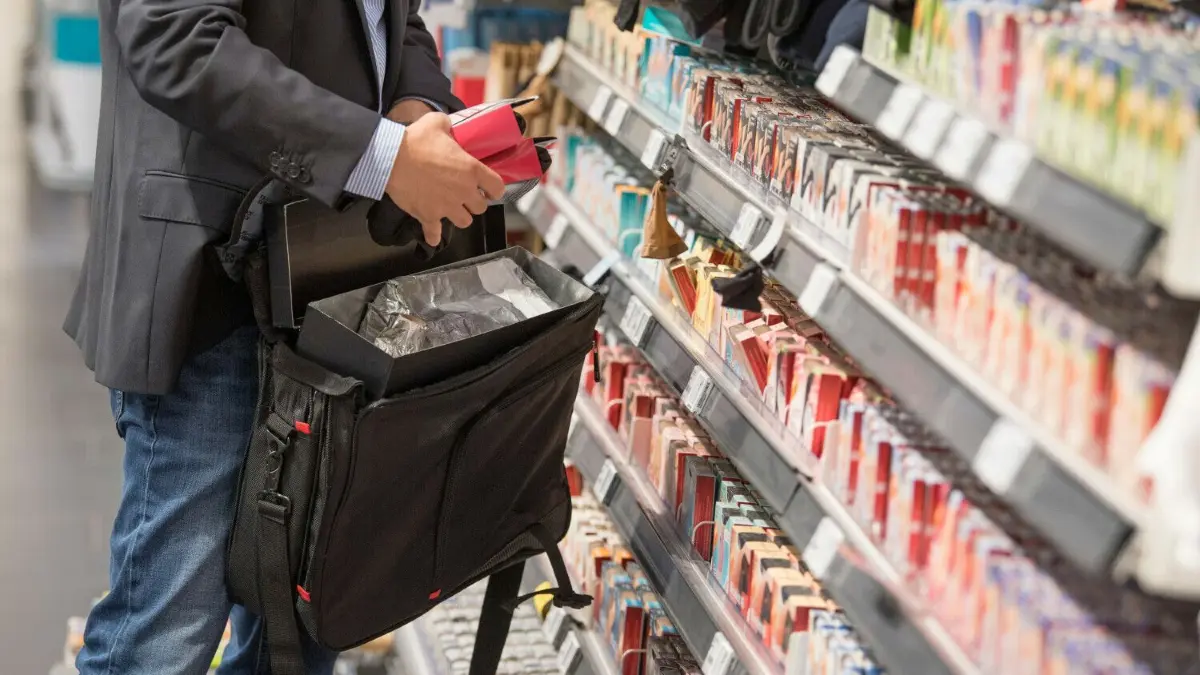 Ein Jugendlicher wollte in Göppingen Parfüm stehlen. (Symbolbild)
ARCHIV - 20.09.2018, Hessen, Wiesbaden: Ein Detektiv von einer Sicherheitsfirma, demonstriert in einem Supermarkt, wie Ladendiebe mit Hilfe eines präparierten Koffers die Sicherungsetiketten an der Ware überlisten können. (zu dpa: Einzelhandel registriert mit steigenden Preisen mehr Ladendiebstähle) Foto: Boris Roessler/dpa +++ dpa-Bildfunk +++