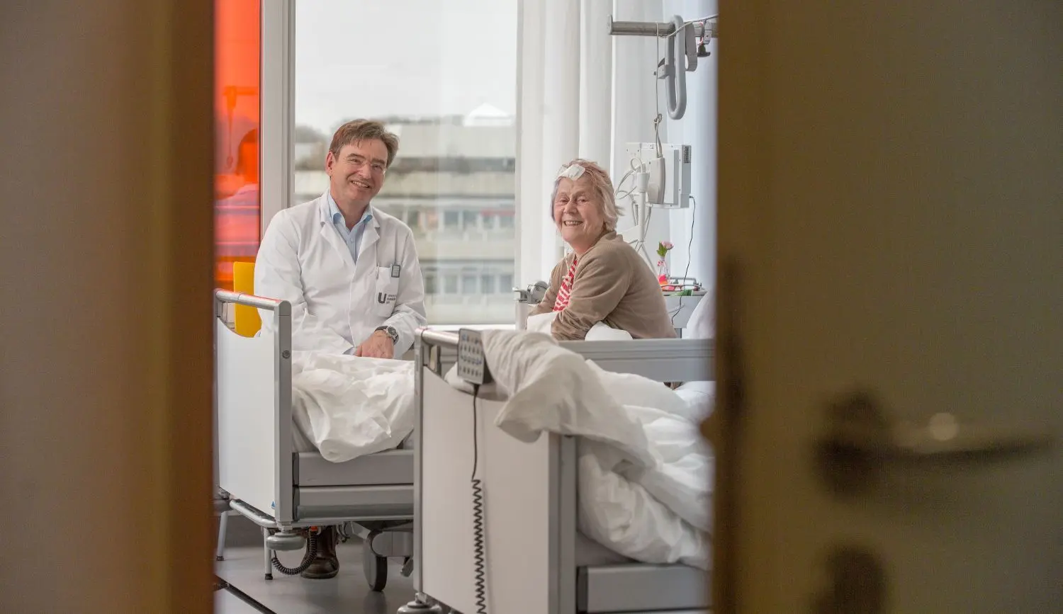 „Alles gut gegangen“: Chirurg Marc-Eric Halatsch und die Patientin Agnes Keller nach dem Eingriff.