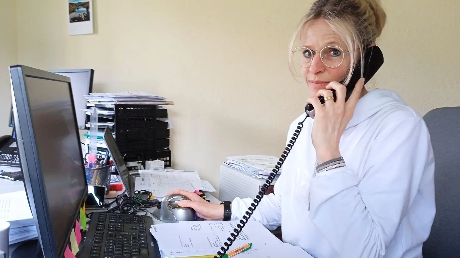 Ulrike Maichle, die sich üblicherweise für Kunden um Zuschussanträge kümmert, befindet sich dieser Tage im Dauer-Telefondienst.