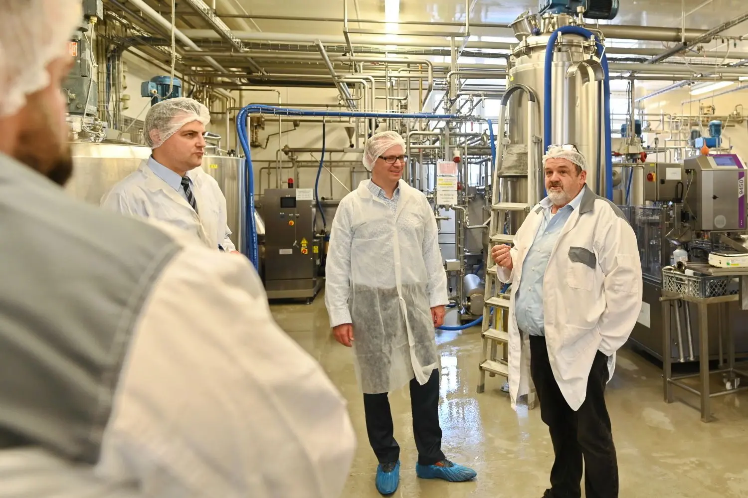Besuch aus dem Landratsamt Neu-Ulm in der Käserei Herzog in Roggenburg-Schießen (von links): Kreis-Wirtschaftsbeauftragter Simon Schrag, Landrat Thorsten Freudenberger und Unternehmer Walter Herzog.