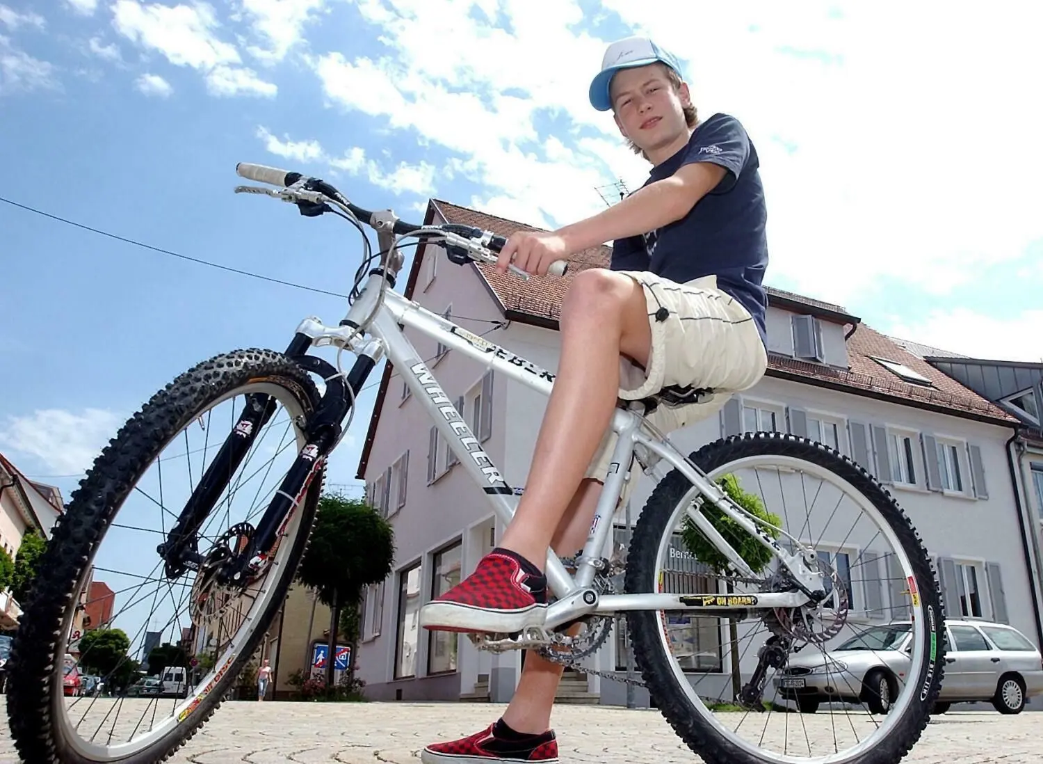 Und noch einmal Kevin Schmidt: Dieses Foto ist mehr als 15 Jahre alt und zeigt den heute 31-Jährigen als frisch gebackenen Deutschen Mountainbike-Meister für den TSV Dettingen. ⇥