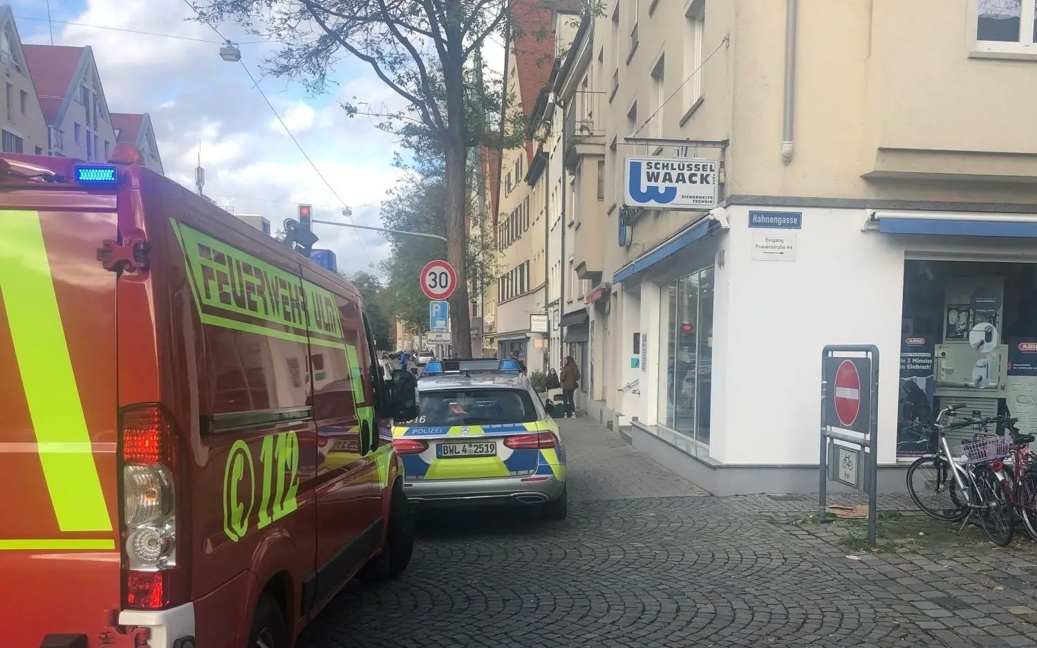 Ein Hund ist bei einem Sturz aus dem 3. Stockwerk eines Hauses in der Frauenstraße in Ulm schwer verletzt worden.