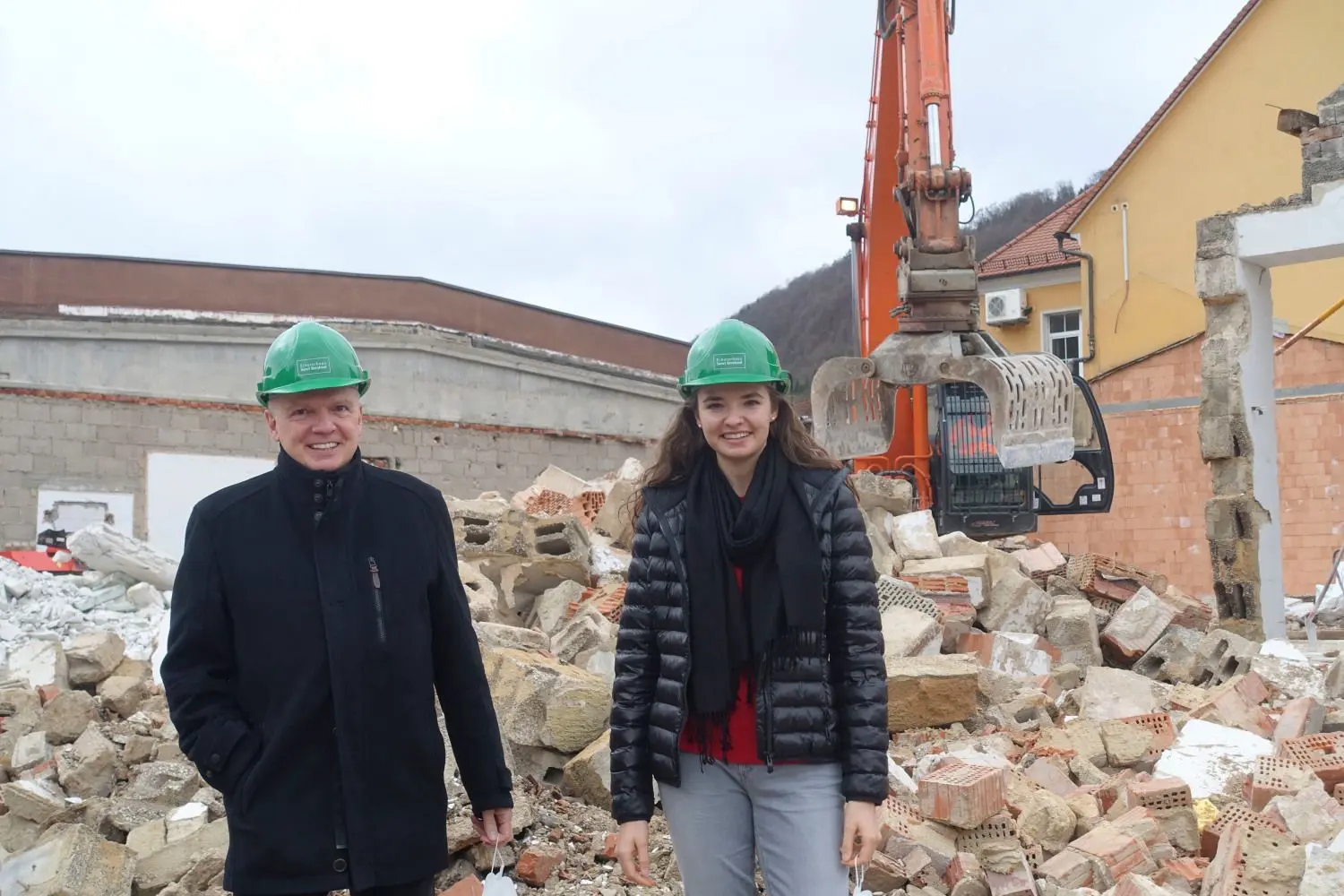 Elmar Schulz und seine Tochter Sally Wagner freuen sich über den Neubau am Stammsitz des Kräuterhauses.