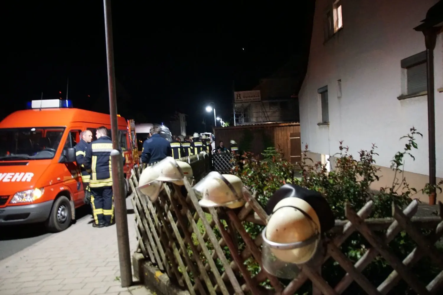 Großeinsatz nach einer Explosion in einem Gingener Wohnhaus in der Bahnhofstraße.