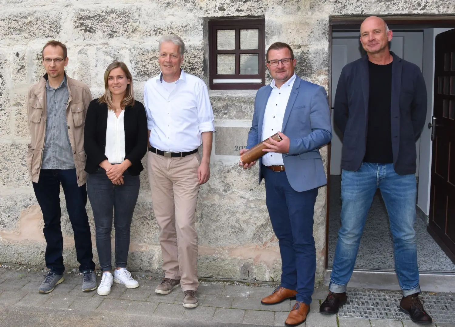 Vor dem Einbringen der Zeitkapsel ins Gemäuer der frisch renovierten Pfullinger Hallen (von links) Stadtarchivar Stefan Spiller, die Bauverantwortliche der Stadt Carolin Veith, Architekt Eberhard Wurst, Bürgermeister Stefan Wörner und Architekt Stephan Straush.