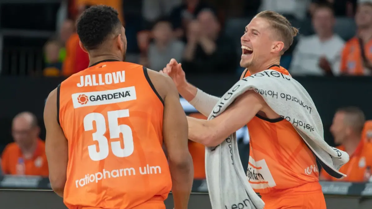 Kapitän Thomas Klepeisz (rechts) findet den Finaleinzug offensichtlich auch sehr schön.
Ratiopharm Ulm Basketball BBL Saison 22/23
#35 KARIM JALLOW