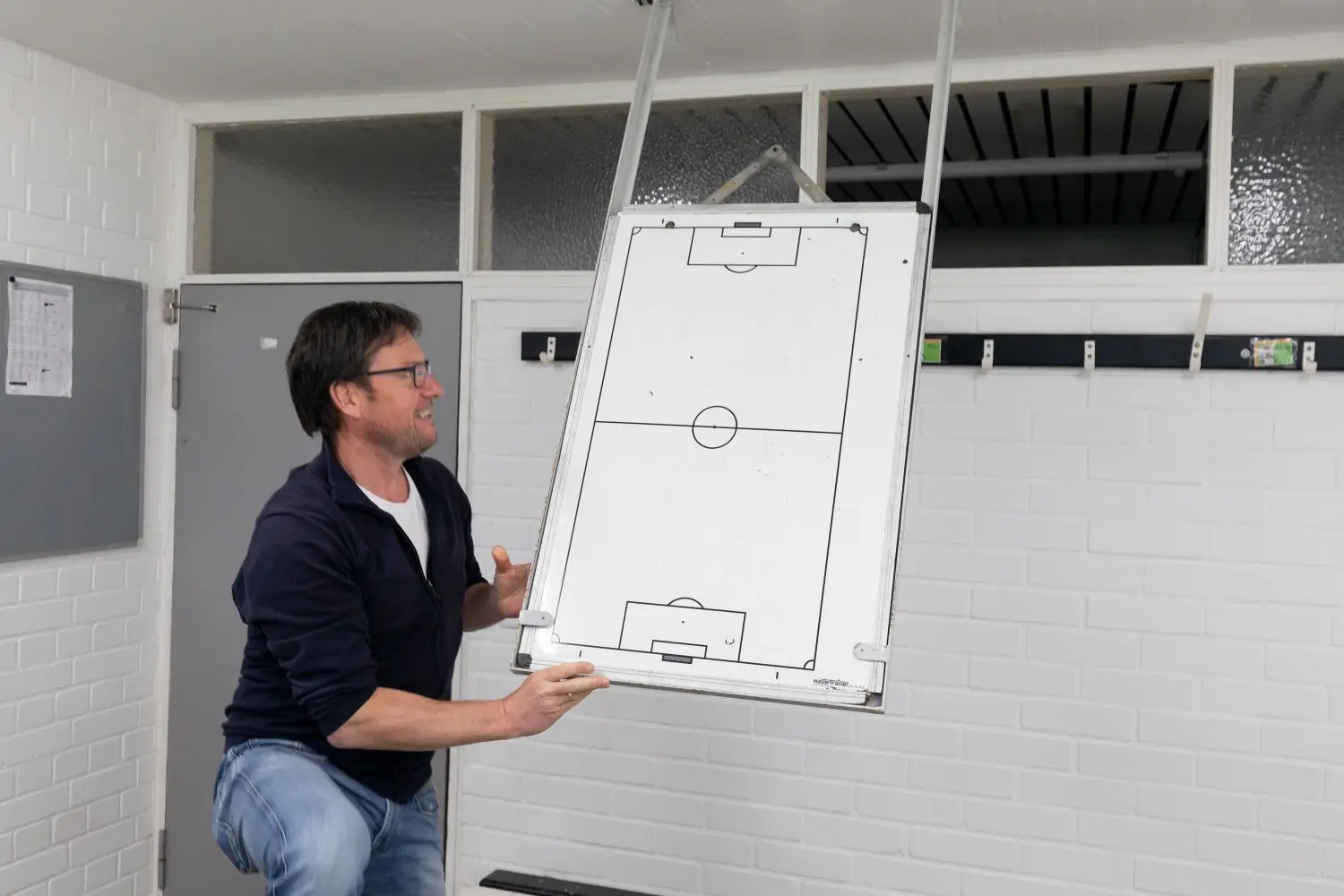 Relikt aus Gisdols Geislinger Tagen: SC-Fußballchef Andreas Strehle zeigt die Taktiktafel des ehemaligen Trainers.⇥