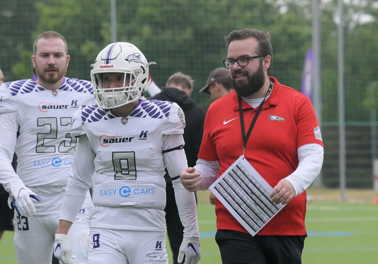 Der Head Coach der Eagles, Michael Häring (rechts), gibt hier seinem Spieler Kai Singer (Nummer 9, Mitte) taktische Anweisungen. Bisher ging die Marschroute der Reutlinger voll auf.⇥