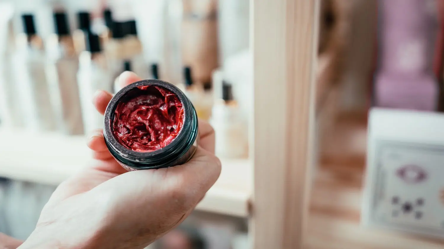 Reiniger, Peeling und Maske in einem: Ein Gel eines kanadischen Herstellers, das man anderswo wohl vergebens sucht.
