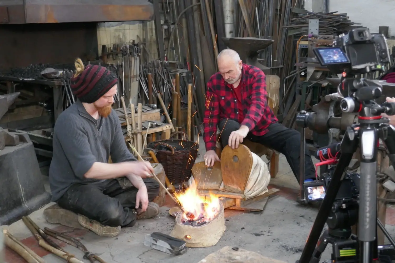Frank Trommer (rechts) und Pierre Stoll haben den Bronze-Schmelzofen angeheizt. Das Feuer wird 1300 Grad heiß.⇥