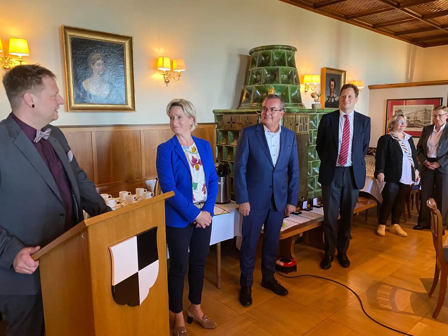 Bei der Tagung in der Burgschenke (von links): Dehoga-Kreisvorsitzender Markus Holweger, Wirtschaftsministerin Nicole Hoffmeister-Kraut, Dehoga-Landespräsident Fritz Engelhardt und Gastgeber Georg Friedrich Prinz von Preußen.