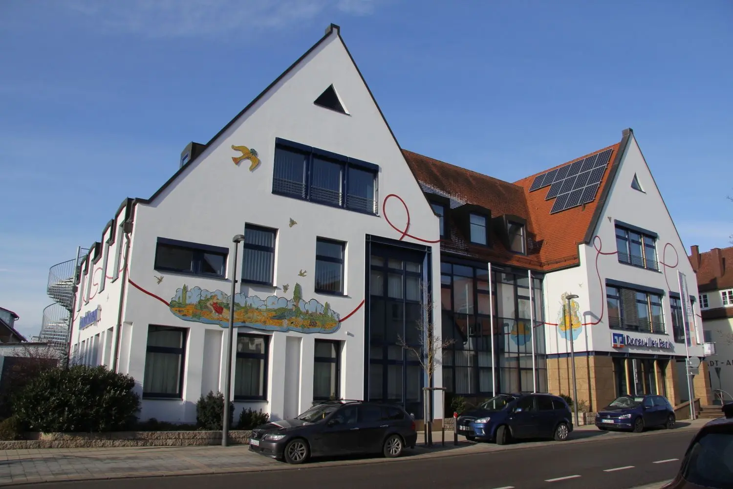 Die Fondkskonzept AG hat hat jetzt in der Königstraße in Dietenheim ihren Stammsitz. Das mittelständische Unternehmen ließ das ehemalige Bankgebäude durch Kunst am Bau verschönern.⇥