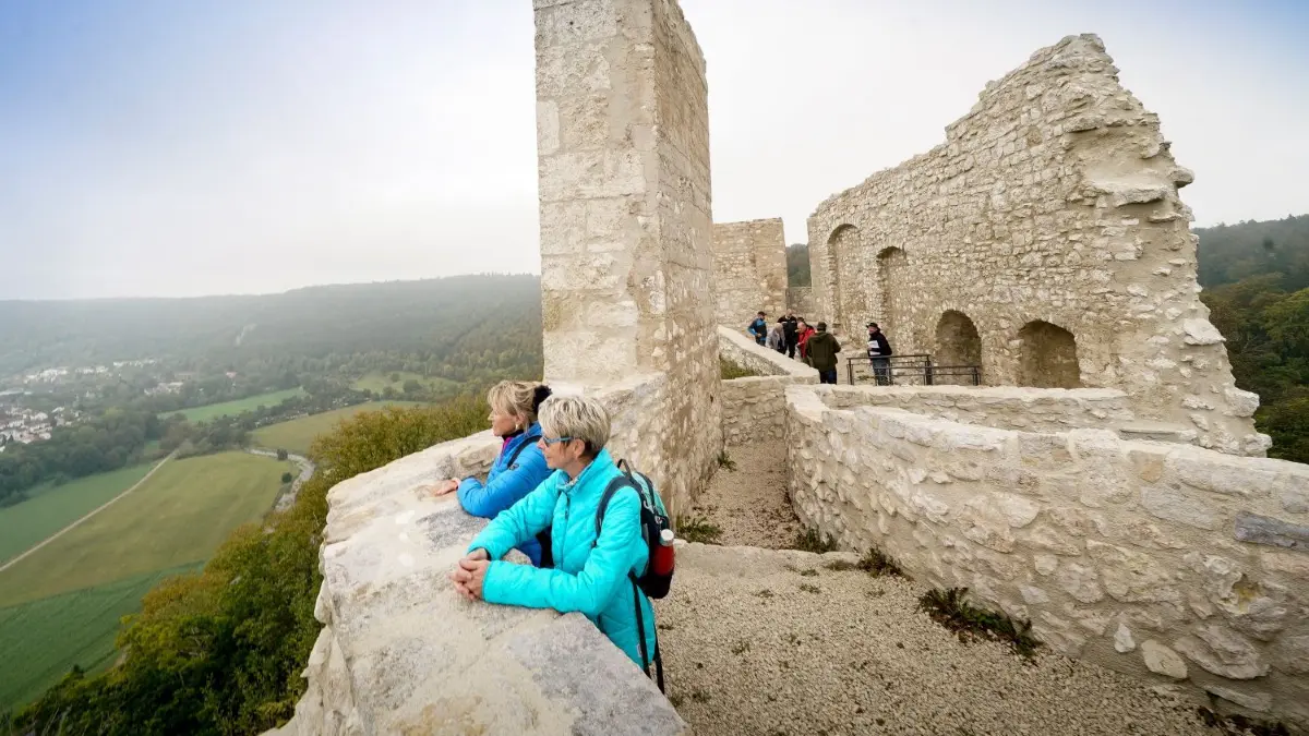 Der Blaubeurer Felsenstieg, ein Premium-Wanderweg, der übers Rusenschloss führt, wird erneut zertifiziert. Auf der CMT gibt’s eine Urkunde.
Blaubeuren, Rusenschloss, Aussichtsplattform: Öffnung der Aussichtsplattform Rusenschloss für die Bevölkerung