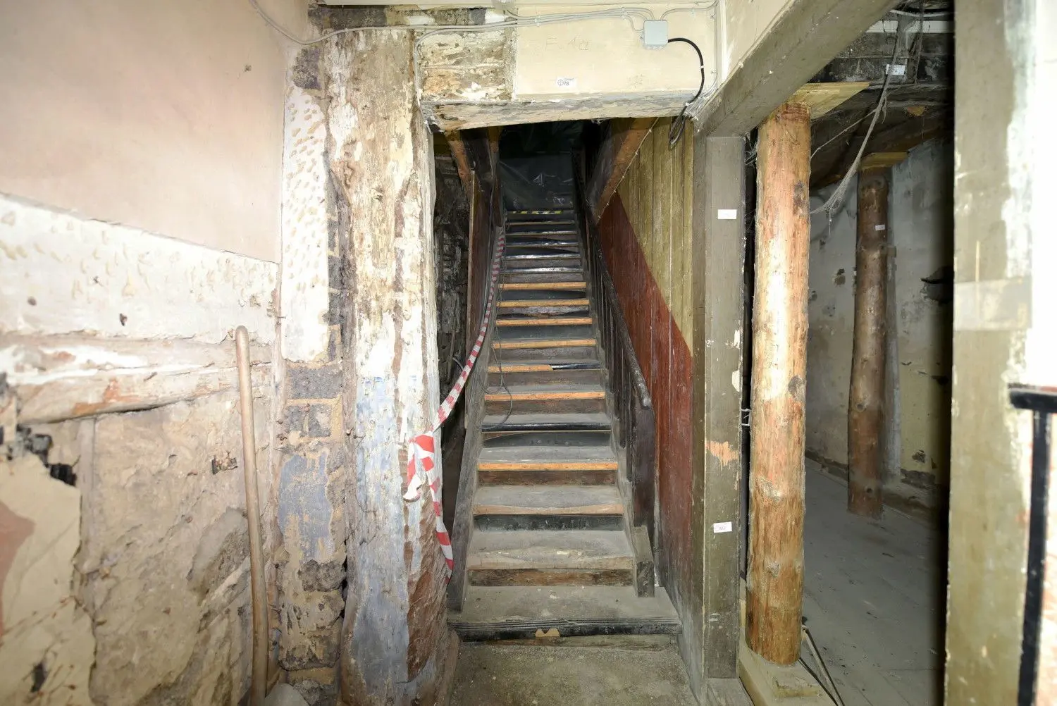 Diese Aufnahme zeigt den Zustand des Treppenhauses in der Oberamteistraße 30.