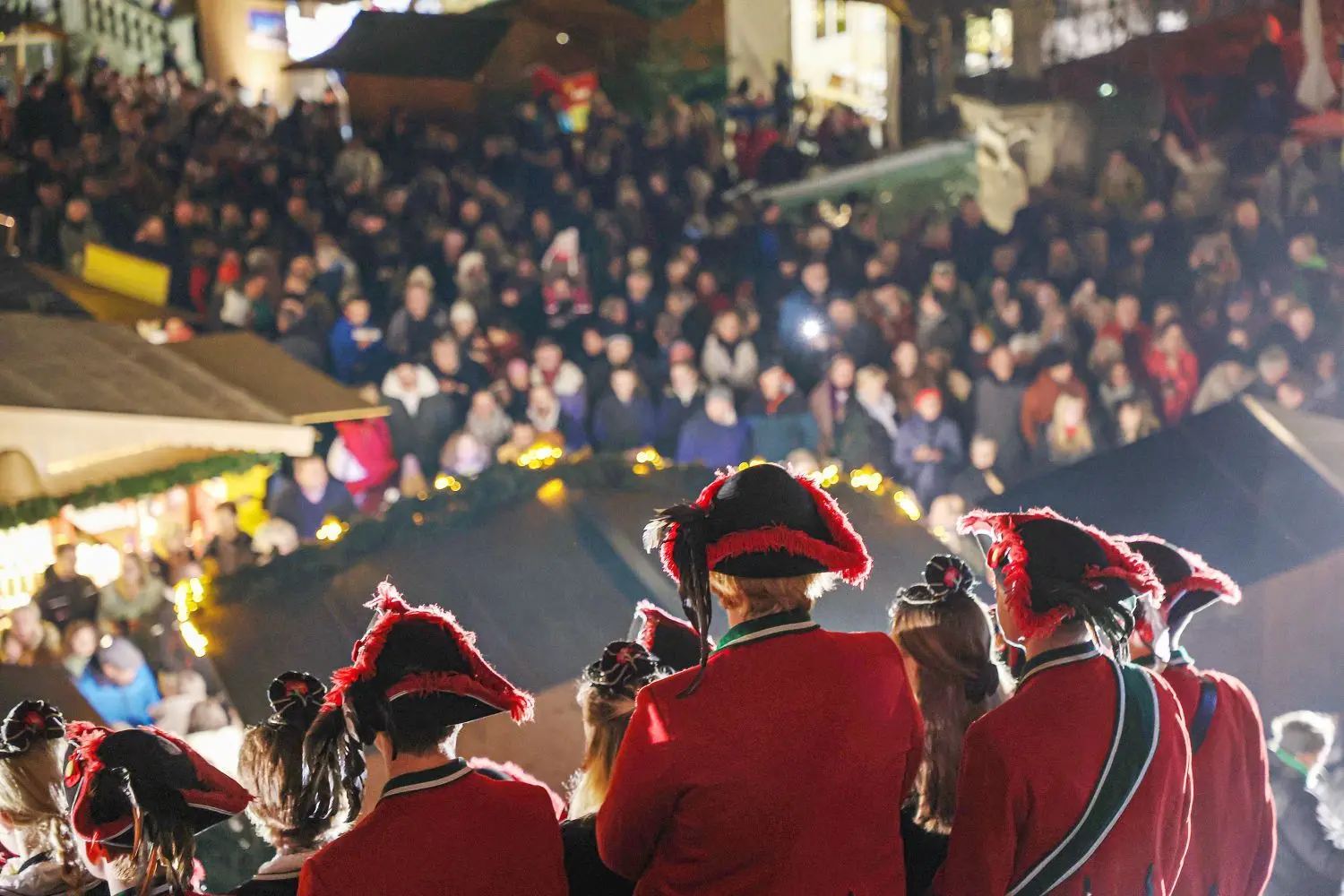 Hartmut Baumann eröffnet den Haller Weihnachtsmarkt. Der Kleine Siedershof sowie mehr als 60 Alphornbläser haben ihren Auftritt. ⇥