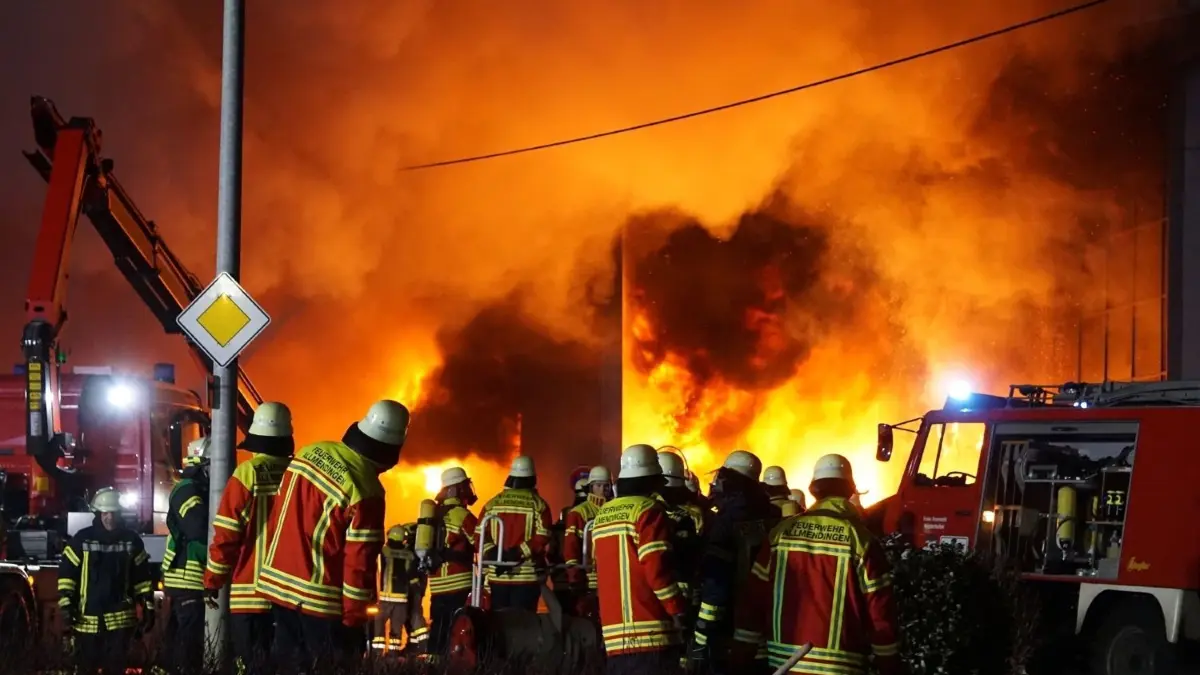 Eine Szene, die in Erinnerung bleibt: Trotz eines Großaufgebots an Einsatzkräften war der Burgmaier-Sitz am Ende nicht zu retten. Die Feuerwehr konnte lediglich verhindern, dass die Flammen auf angrenzende Gebäude übergreifen.
EInsatzkräfte der Feuerwehr löschen den BRand in mehreren Gebäuden. Bei einem Brand mehrerer Gebäuden einer Firma in Allmendingen (Alb-Donau-Kreis) sind vier Feuerwehrleute verletzt worden. Eine Person wurde in ein Krankenhaus gebracht, drei konnten vor Ort behandelt werden, wie ein Sprecher der Polizei in der Nacht zum Dienstag mitteilte. Es gab mehrere Explosionen. Die Ursache für den Brand war zunächst unklar. Anwohner wurden aufgefordert, ihre Fenster und Türen geschlossen zu halten. Zwei Wohnhäuser wurden vorsorglich evakuiert. Die B 492 wurde in beide Richtungen gesperrt. (zu dpa «Brand in Allmendingen mit Explosionen - Vier Feuerwehrleute verletzt») +++ dpa-Bildfunk +++