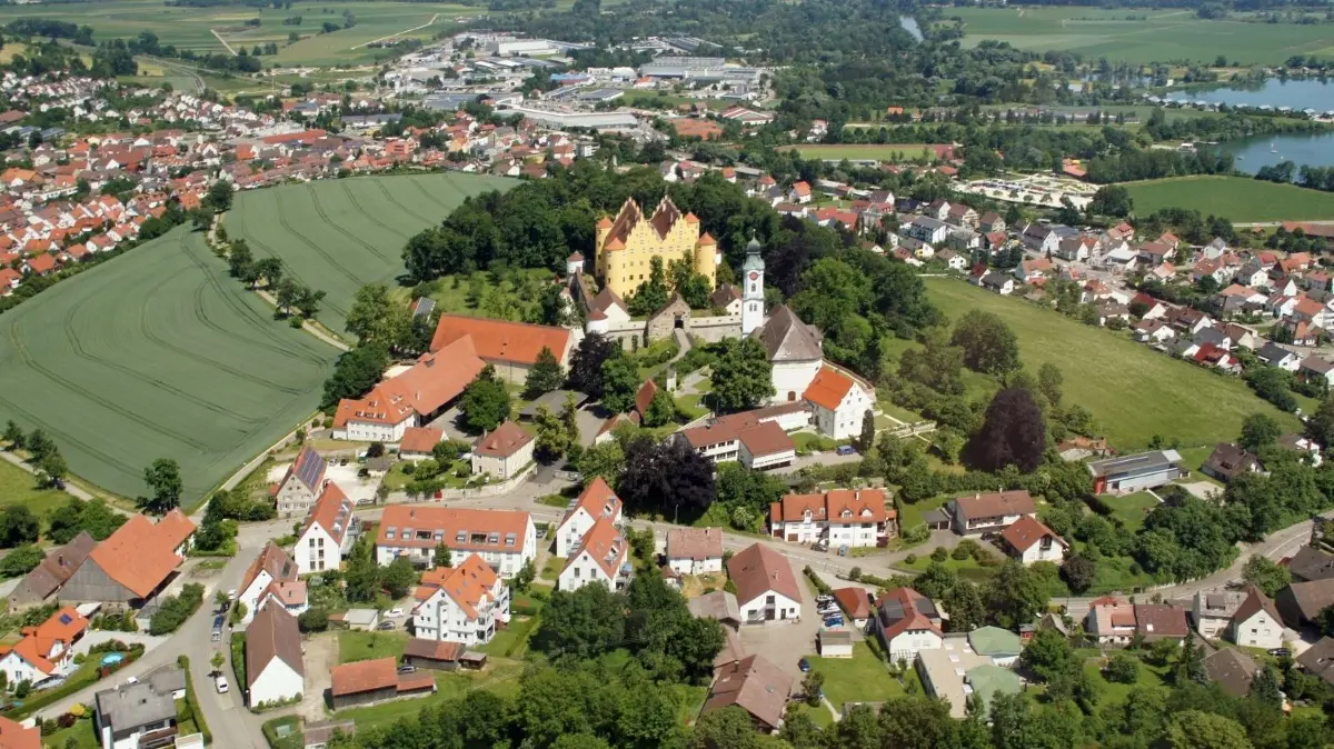 Das gelbe Schloss Erbach ist nicht zu übersehen.
Erbach, Luftaufnahme
Schloss/Kirche/Badesee
Für Unternehmen Magazin 82!
Foto: Conné van d’Grachten/Stadt Erbach