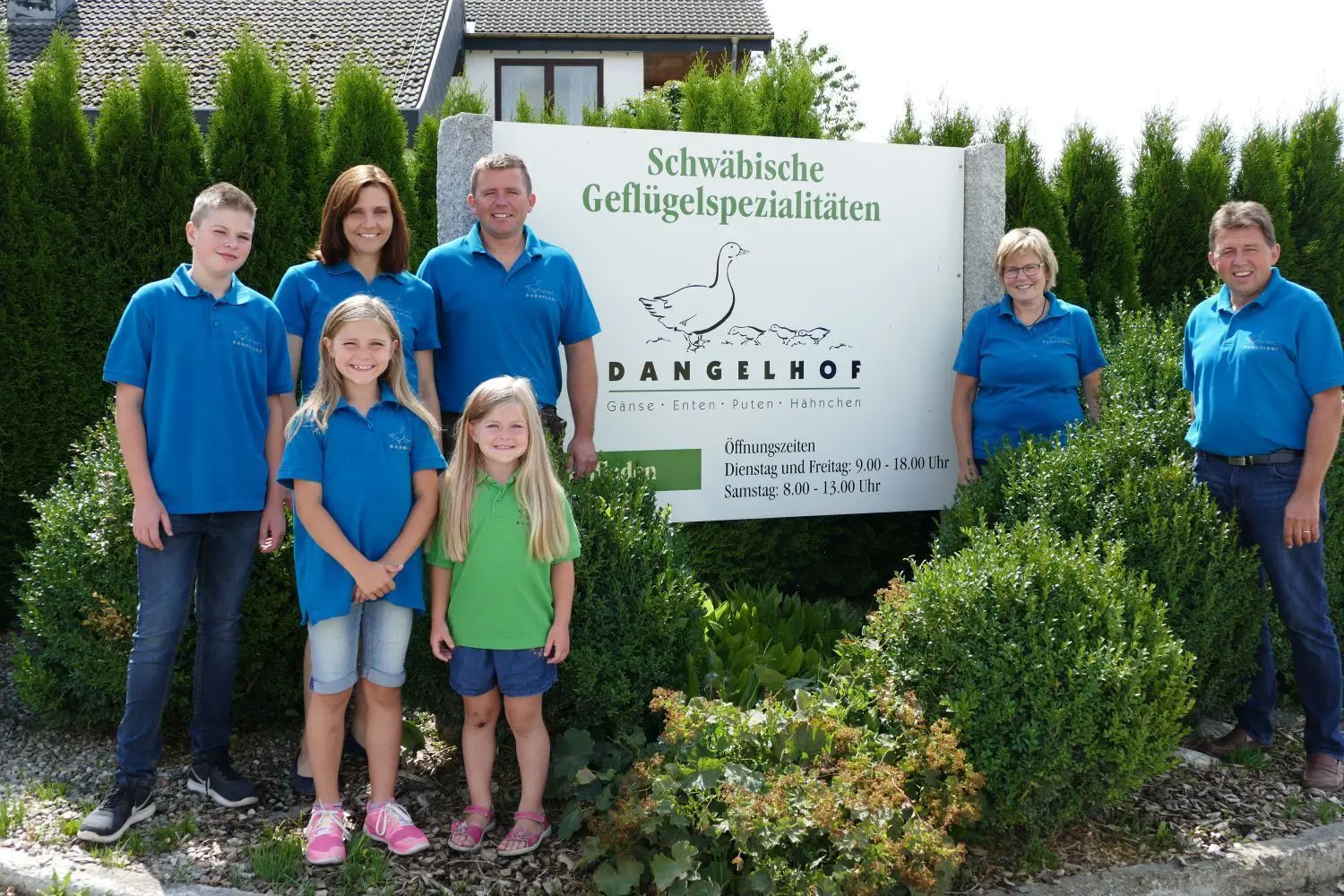 Klaus und Antia Dangel (von rechts) mit Sohn Uwe, Schwiegertochter Christine und den Enkeln Luca, Pia und Luisa.