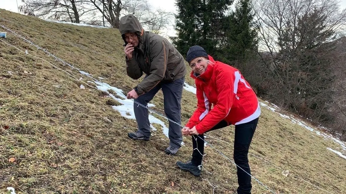 Die Huber-Buam beim Aufstieg in alpiner Umgebung? Nein, Sandra und Peter Straubinger beim Montieren.