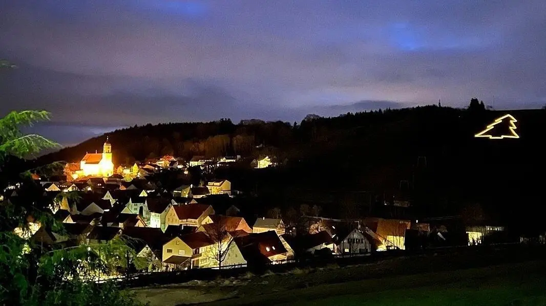 Der Weihnachtsbaum über Salmendingen leuchtet weithin in die Nacht, korrespondiert wunderbar mit der Michaelskirche.⇥