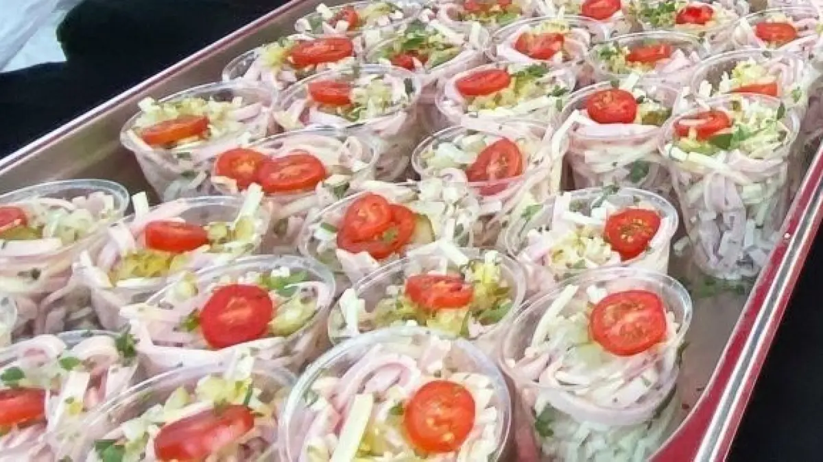 Teresa, Sandy und Pe vom „Fecker“ brachten 500 Wurstsalat-Portionen unter die Leute.
Gourmetabend im Hechinger Open-Air-Kino 2023