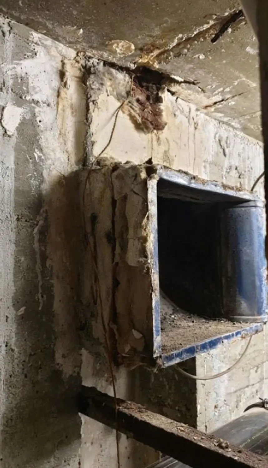 Schäden am Beckenumgang des Hallenbads vor der dringend notwendig gewordenen Betonsanierung.