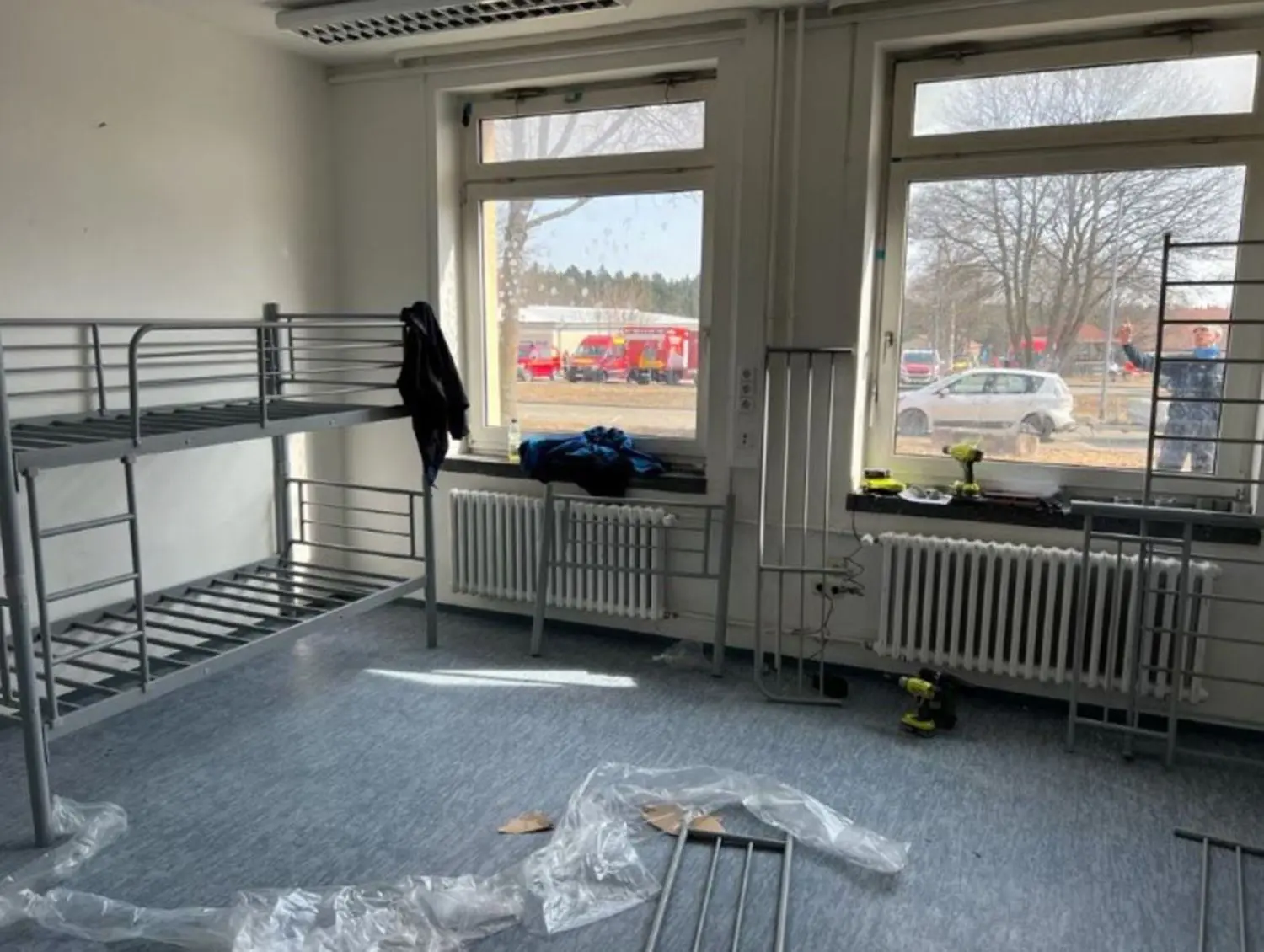Kein Alltagsgeschäft: der Aufbau von Stockbetten.