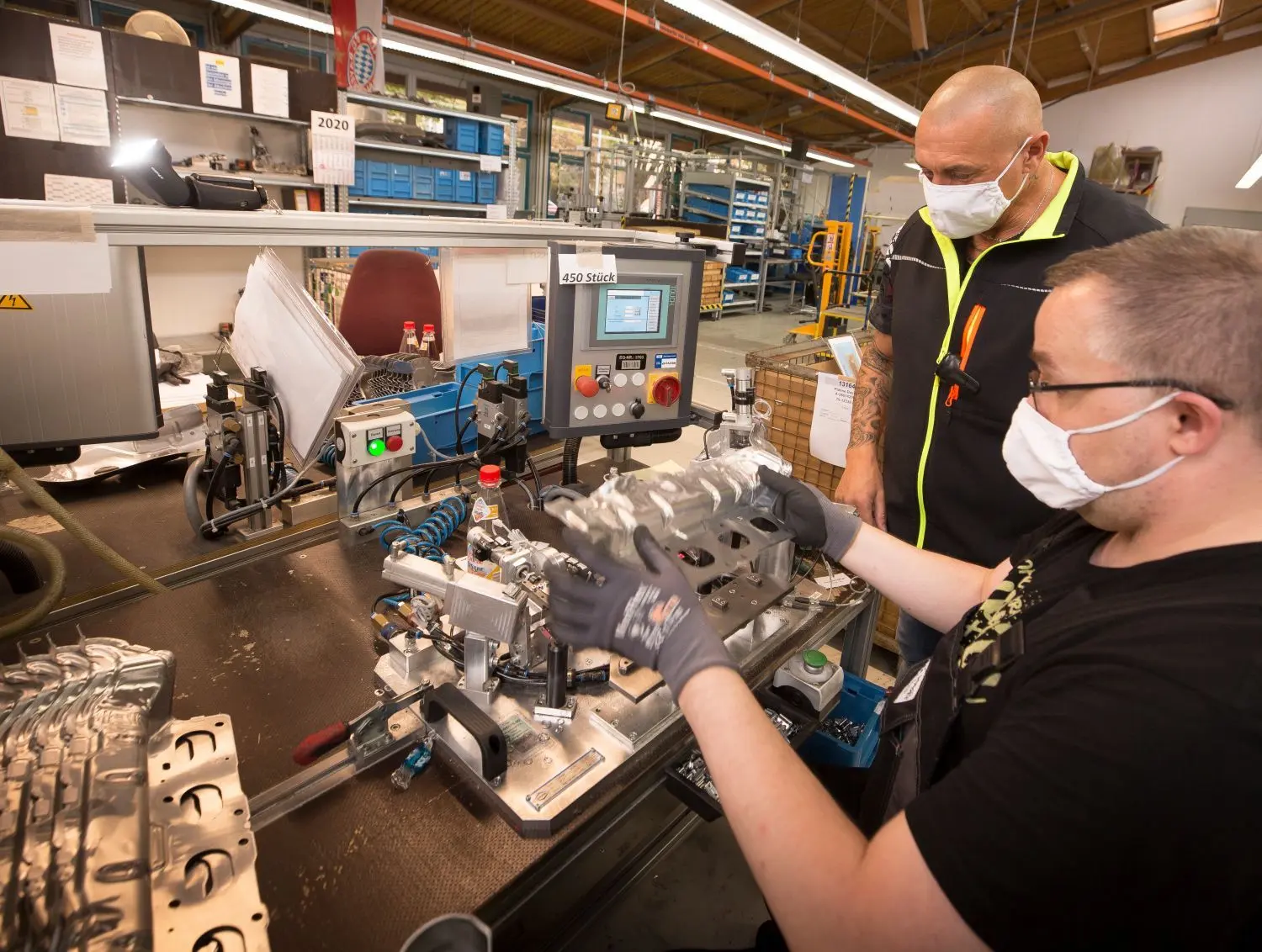 Die Pandemie ist auch für die Lebenshilfe eine große Herausforderung und Belastung, sagt Lydia Peter (oben), die die Werkstatt-Beschäftigten vertritt. Doch es gibt zu tun, wie zum Beispiel für Rico Meinel und Arbeitserzieher Thomas Korn (unten links). Und die Masken-Disziplin ist vorbildlich, wie hier bei Nasim, Florian und Patrick (rechtes Bild, von links).