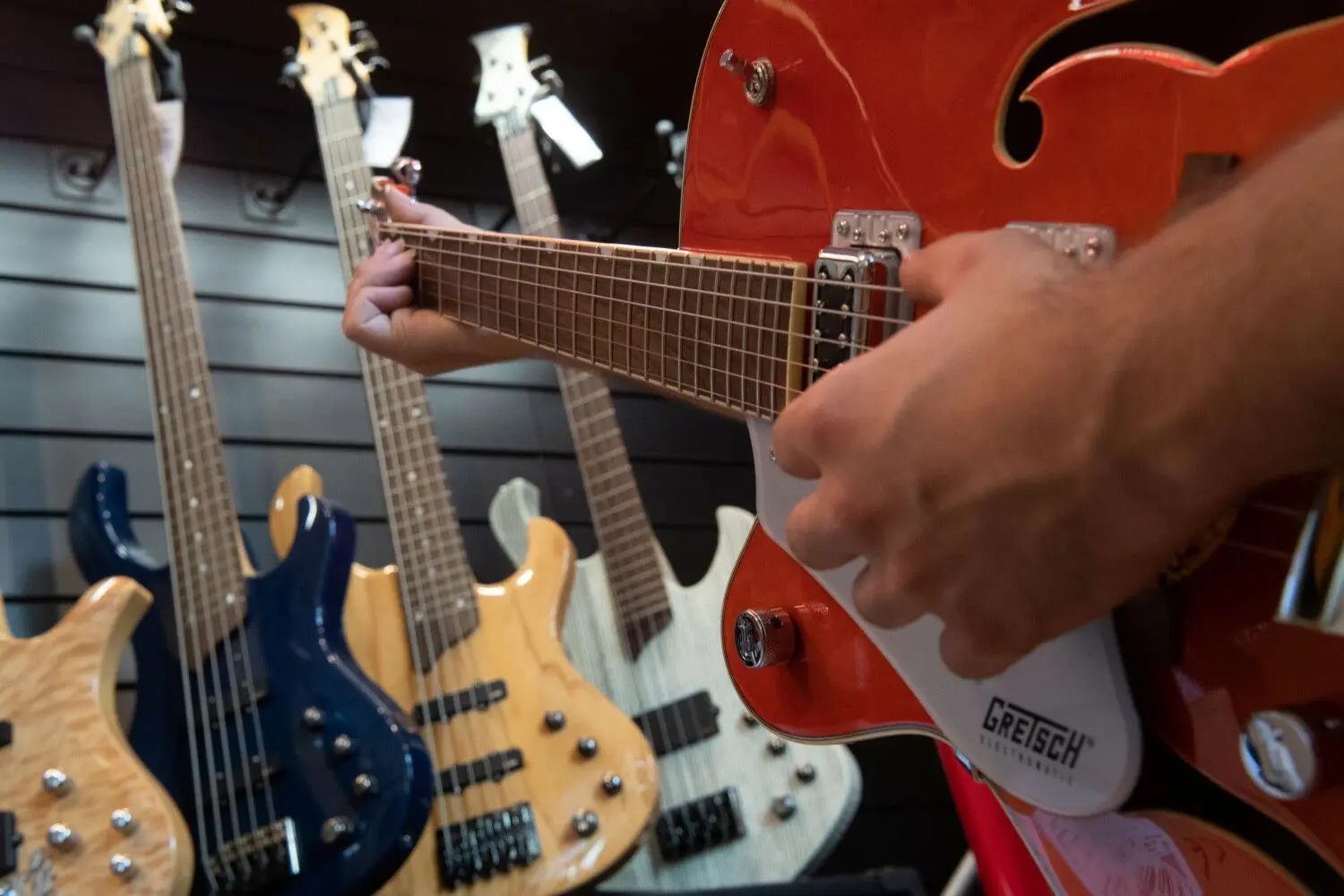 Für einige Instrumente gibt es Linkshänder-Modelle, darunter auch Gitarren.