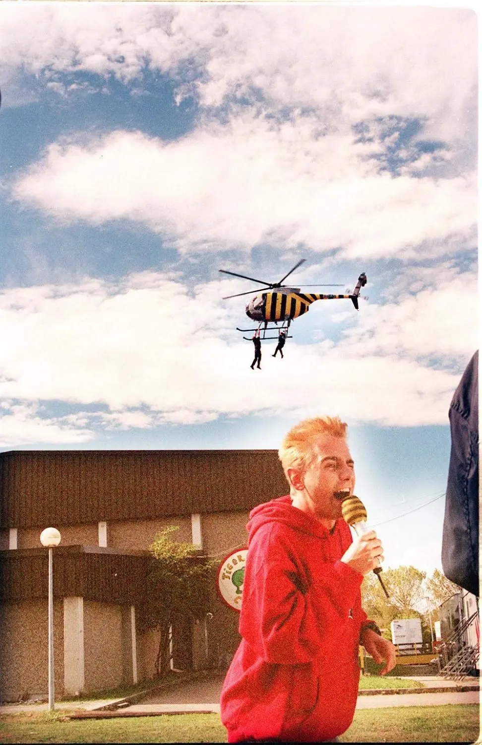 Der frühere Moderator Dennis Wilms kommentiert eine spektakuläre Stunt-Einlage, bei der zwei Schauspieler auf das Studio-Dach gesprungen sind – von einem Helikopter aus.