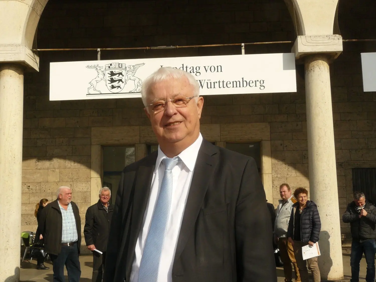 Zum letzten Mal als Abgeordneter in Stuttgart, Karl Traub vor dem Eingang ins Kulturhaus, indem der Landtag getagt hat