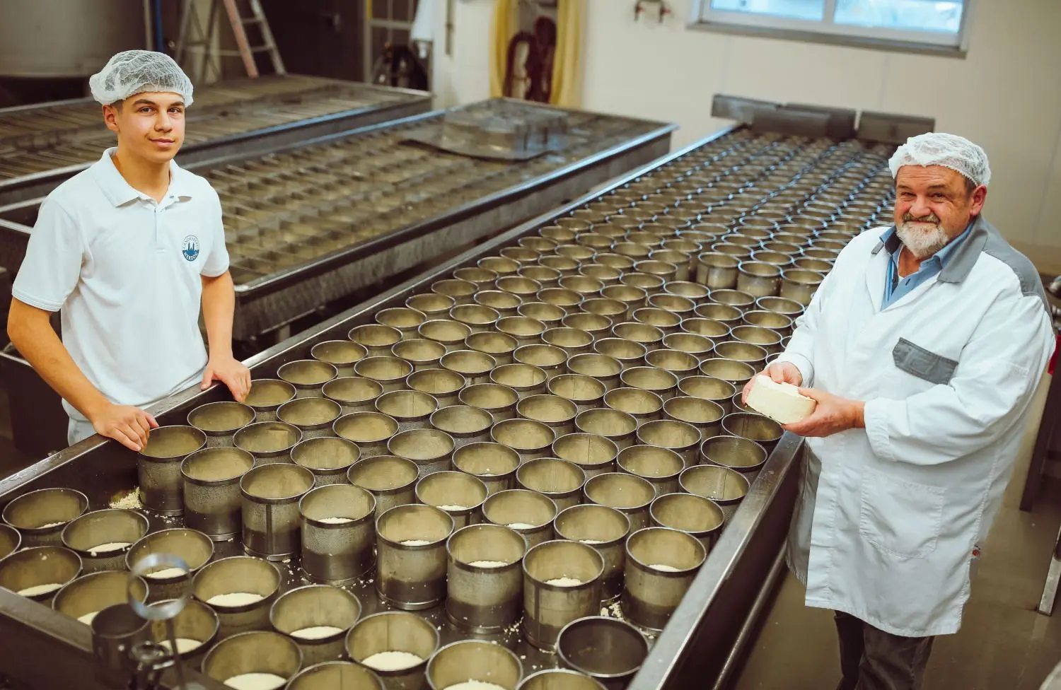 Hier ist noch Handarbeit gefragt: Walter Herzog (rechts) in der Produktion der Landkäserei Herzog in Roggenburg.