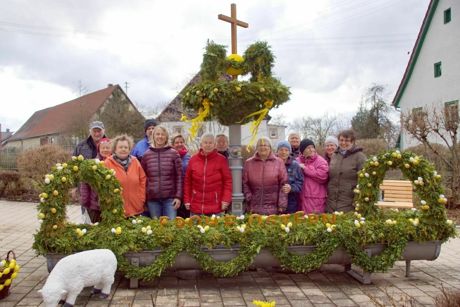 Die Frauengemeinschaft Heinstetten hat wieder einen Osterbrunnen vor der Kirche St. Agatha aufgebaut.⇥