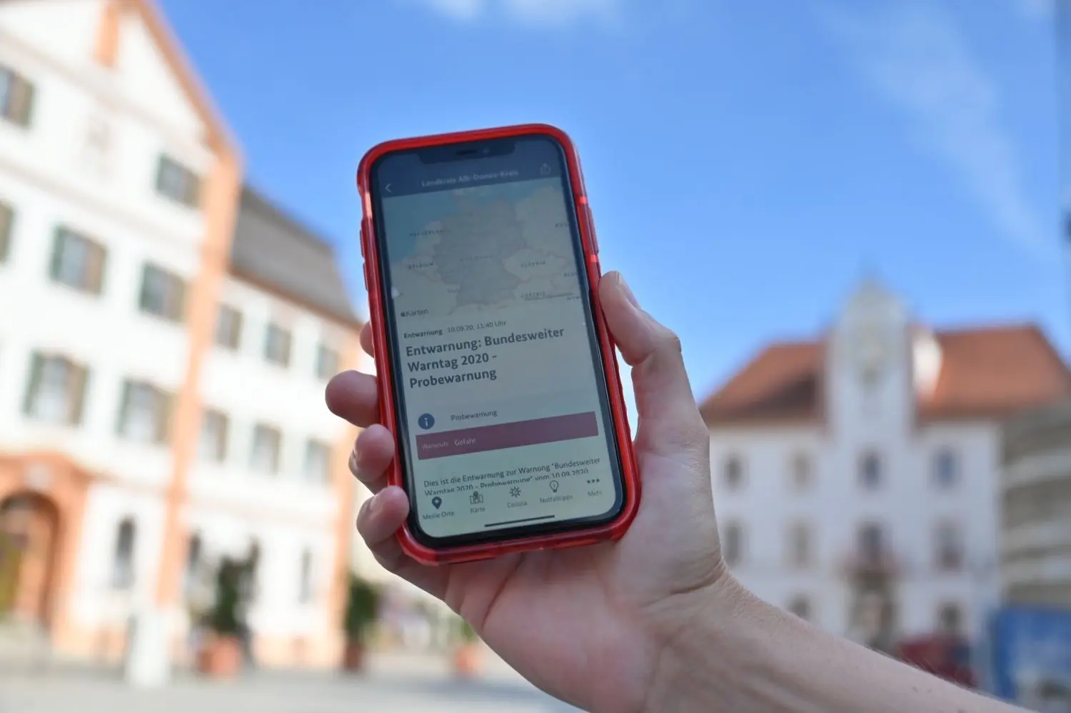 Warn-Apps wie Nina – hier mit der Anzeige zum ersten bundesweiten Warntag 2020 – oder auch der aktuell in der Diskussion stehende Cell Broadcast, eine Warn-SMS an alle in einer Funkzelle eingebuchten Handys, können nur eine Ergänzung sein, meint das Landratsamt.